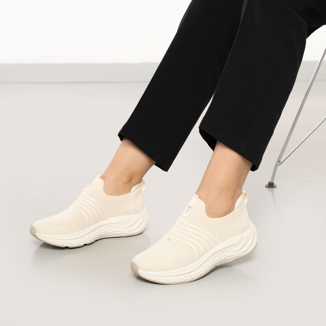 Tênis casual feminino Via Marte cor marfim vista frontal para ajuste e conforto